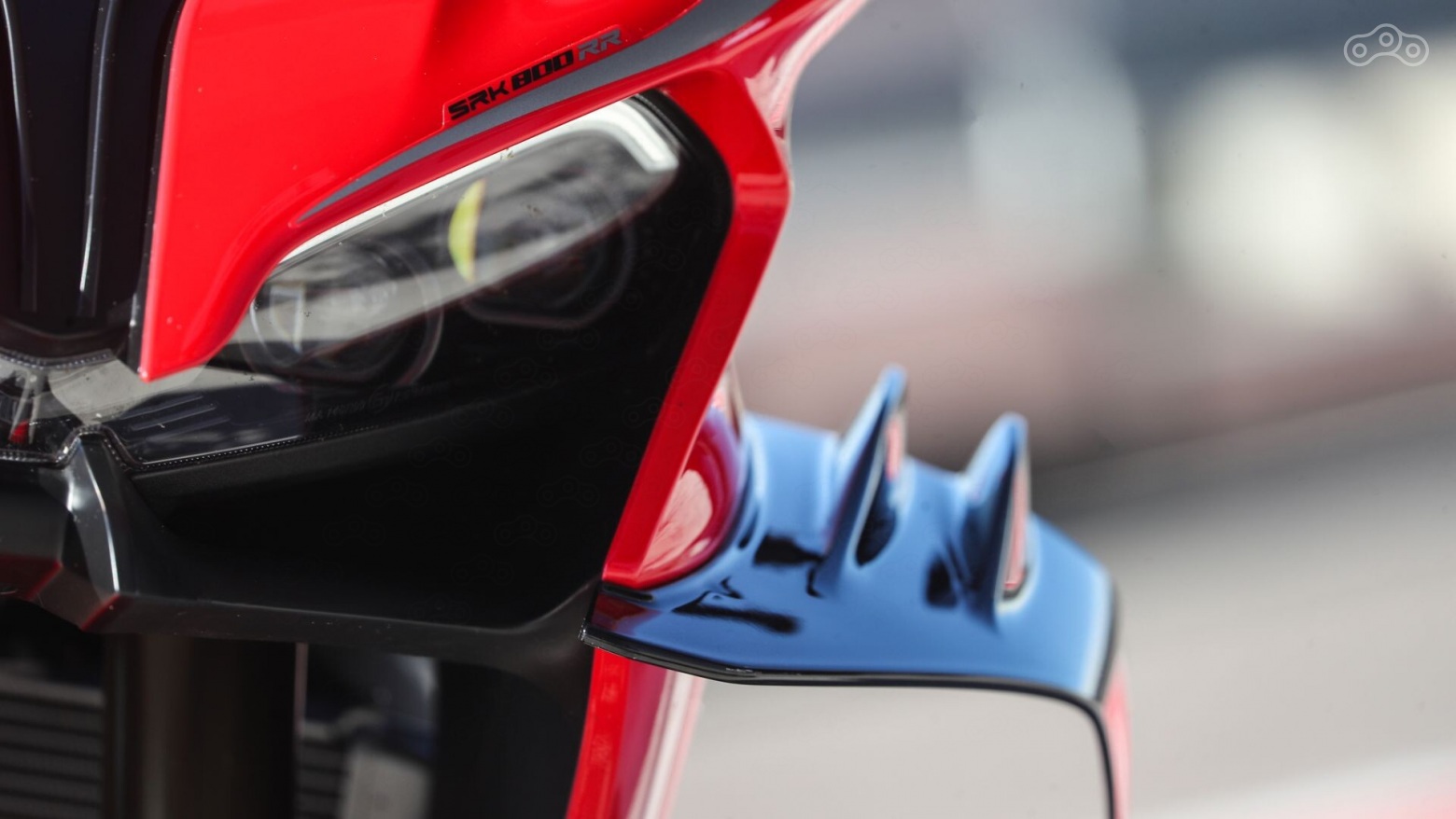 Для оптимизации аэродинамики в центральной части обтекателя расположены специальные воздухозаборники. На высокой скорости они создают эффект инерционного наддува, улучшая наполнение цилиндров и повышая эффективность работы двигателя, позволяя ему развивать до 102 лошадиных сил.