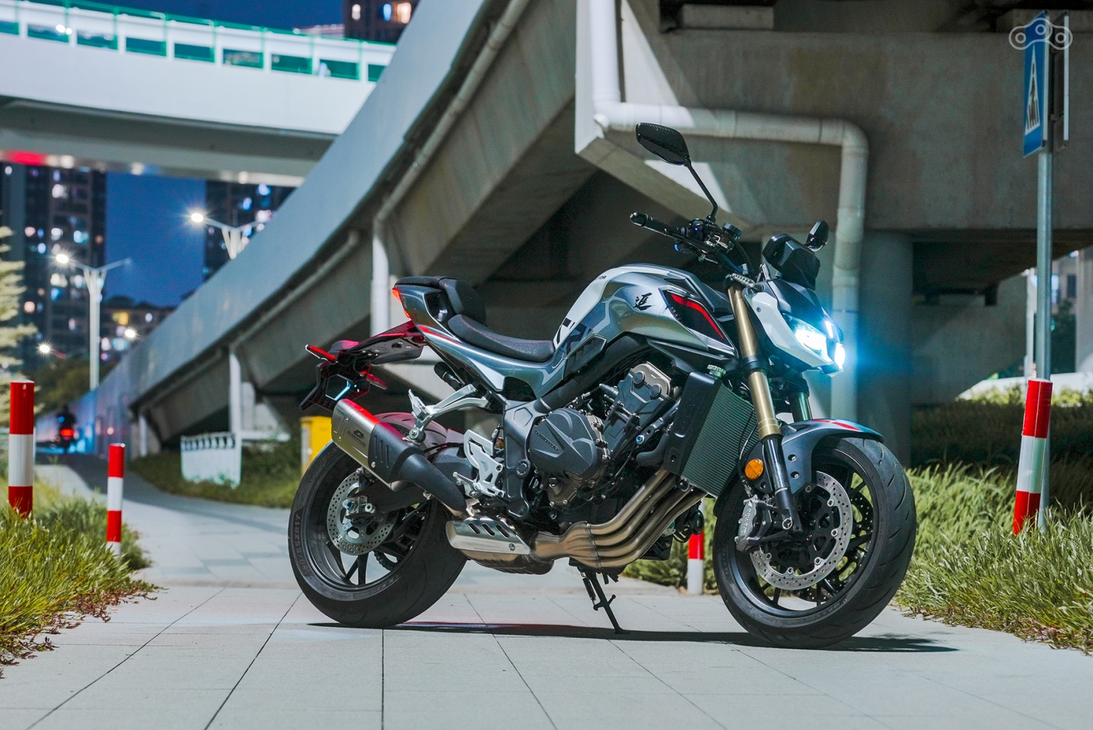 Новый SRK 800 сочетает лидирующую в классе мощность с лёгким шасси, идеально настроенным для спортивной езды. Стильный стритфайтер, дополненный мощной двойной LED-фарой, выделяет его владельца на городских улицах. С современным дизайном и улучшенной динамикой SRK 800 готов к настоящему полёту. И ничто другое не сравнится с ним.