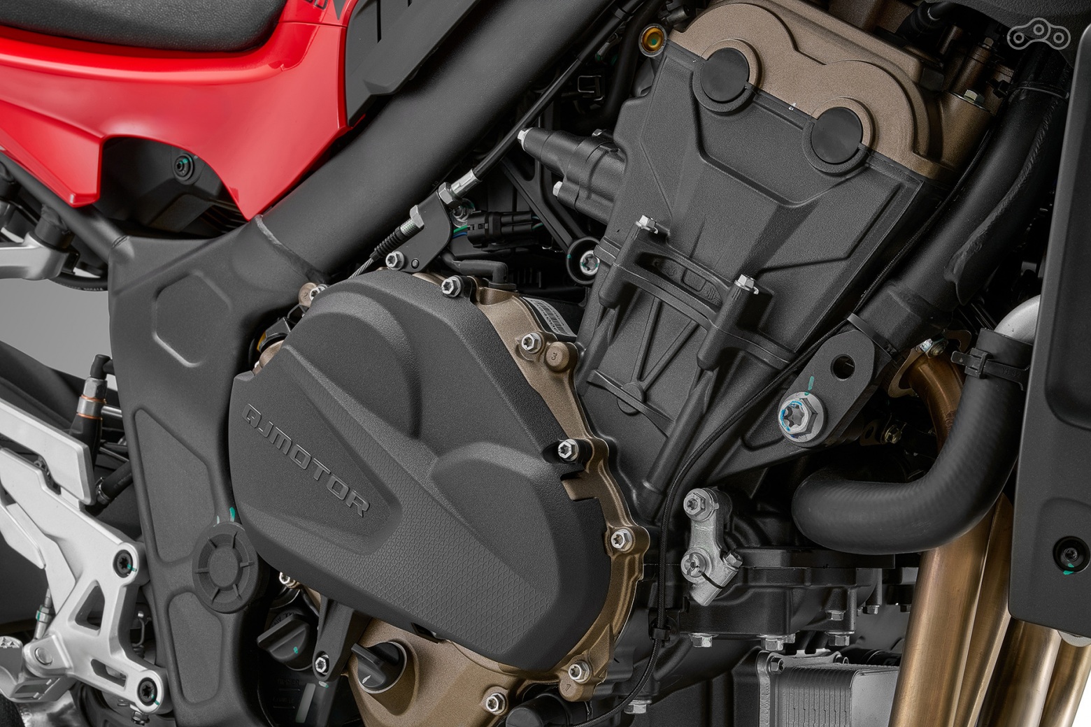 Инженеры QJMOTOR стремились создать двигатель, сочетающий эффективность и эмоциональность — тот самый характер, который делает среднекубатурный мотоцикл по-настоящему живым. Рядная «четвёрка» объёмом 778 см³, знакомая по соплатформенному спортбайку, была доработана с целью оптимизации кривой крутящего момента в среднем диапазоне. Теперь двигатель предлагает три режима работы — Rain, Normal и Sport, а максимальные обороты увеличены до 11500 об/мин. Несмотря на ужесточившиеся нормы «Евро-5+», мотор сохранил впечатляющую отдачу: 95 л.с. при 10000 об/мин и 75 Н·м при 8500 об/мин.