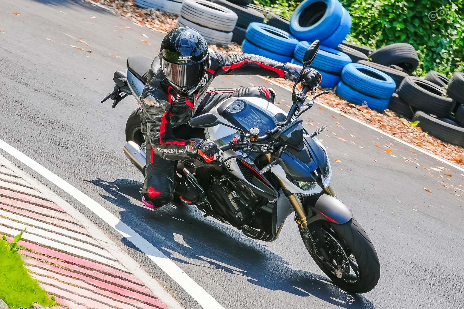 Эргономика SRK 800 спроектирована так, чтобы при высоте сиденья 815 мм посадка водителя оставалась естественной и расслабленной — идеально подходящей как для повседневных поездок, так и для динамичной езды. По сравнению с классическими родстерами руль смещён немного вперёд, что даёт лучшее чувство контроля над передней частью мотоцикла, добавляет уверенности и повышает точность управления.