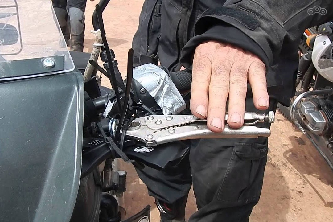 Замените (или дополните) обычные пассатижи в наборе на фиксирующие — они могут оказать службу в самый неожиданный момент.