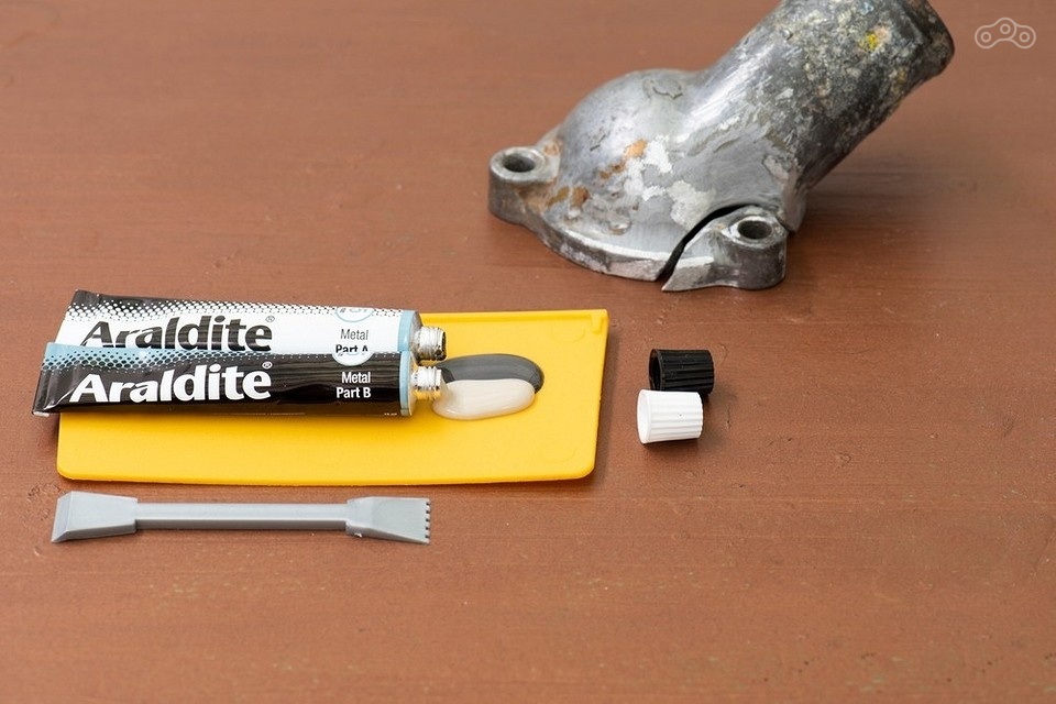 Надейтесь на лучшее, готовьтесь к худшему. «Холодная сварка» (жидкая, полувязкая или твёрдая) есть в багаже каждого серьёзного путешественника.