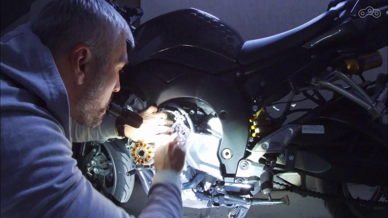 Компактный фонарик настолько необходим, что заслуживает отдельной подписи. Можно держать его зубами (как на фото), но налобный всё-таки удобнее.