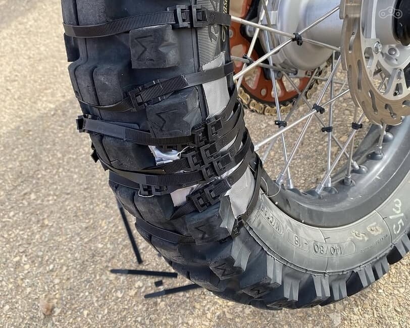 Австралийский ралли-рейдовый гонщик Тоби Прайс на «Дакаре-2021» стал легендой «кустарных механиков», починив заднюю шину скотчем и стяжками. Не совсем элегатно, но держится же.