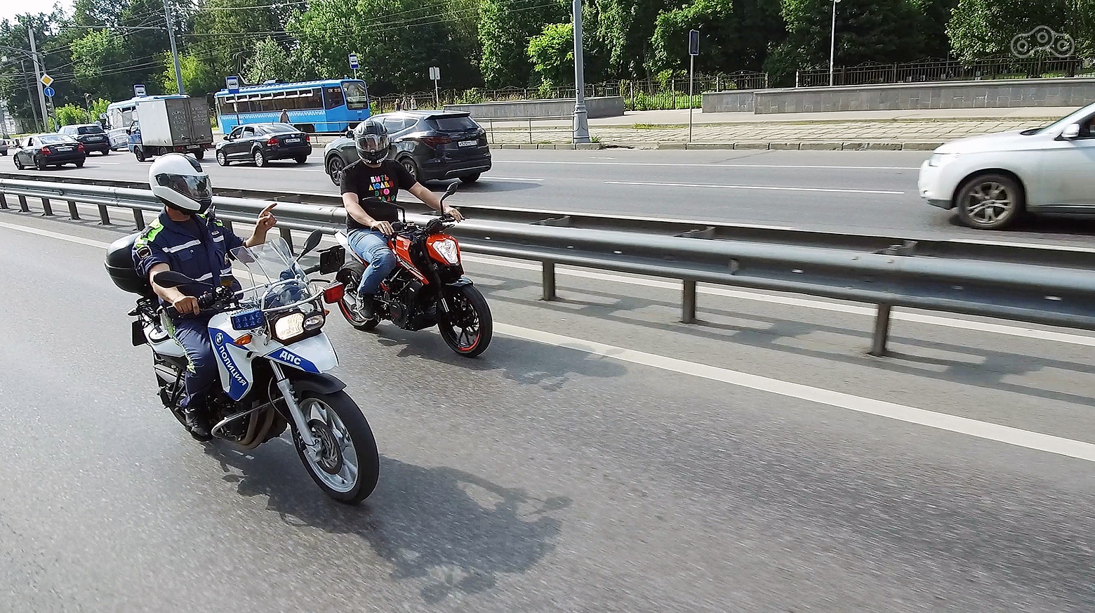 В отличии от Duke 390, удрать от овощного F650GS на 250-ке сложно, что стоит учитывать перед тем, как сделать что-то противозаконное