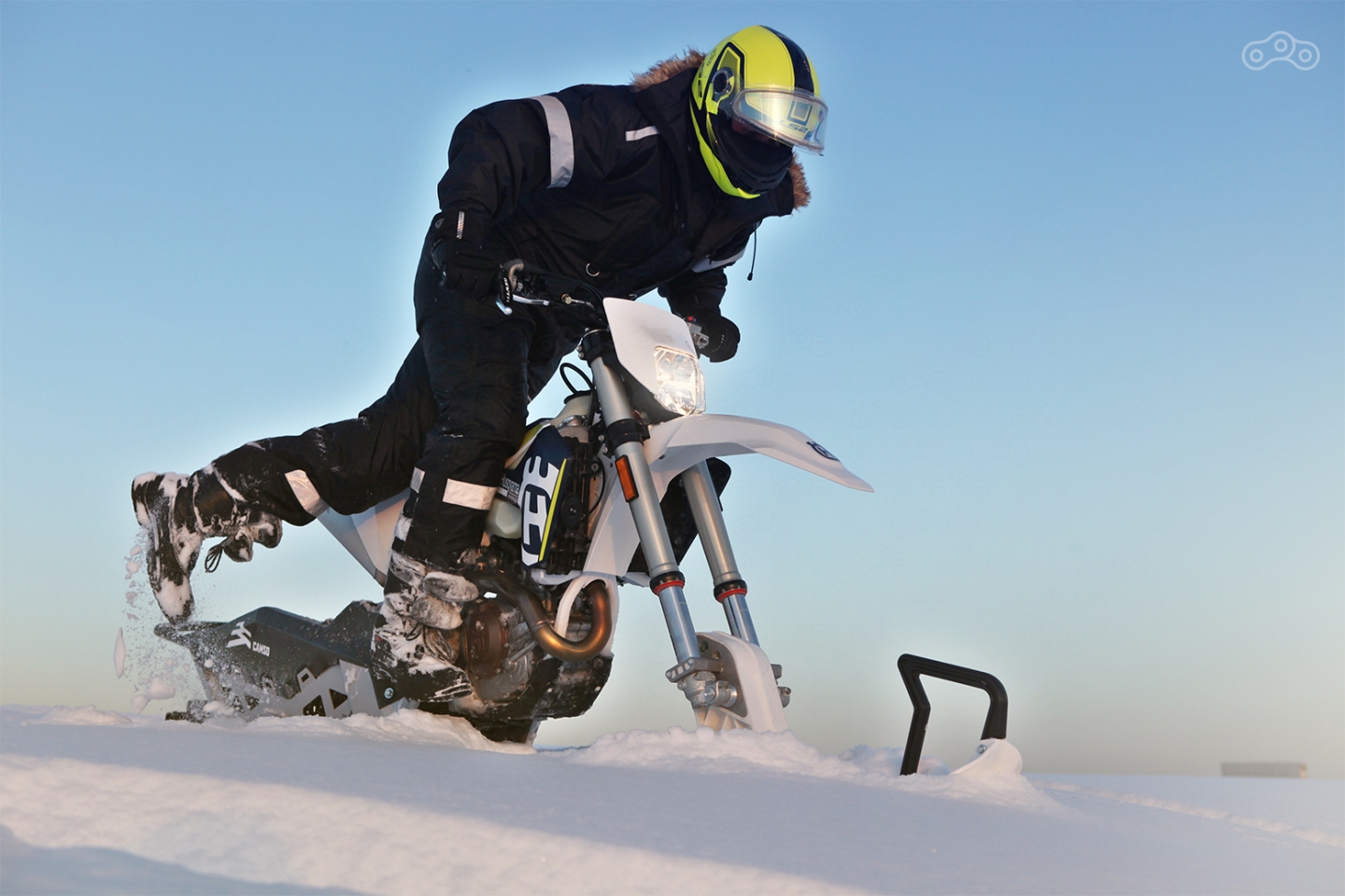 Высота мотоцикла позволит взобраться на него далеко не всем, по крайней мере без использования табуретки