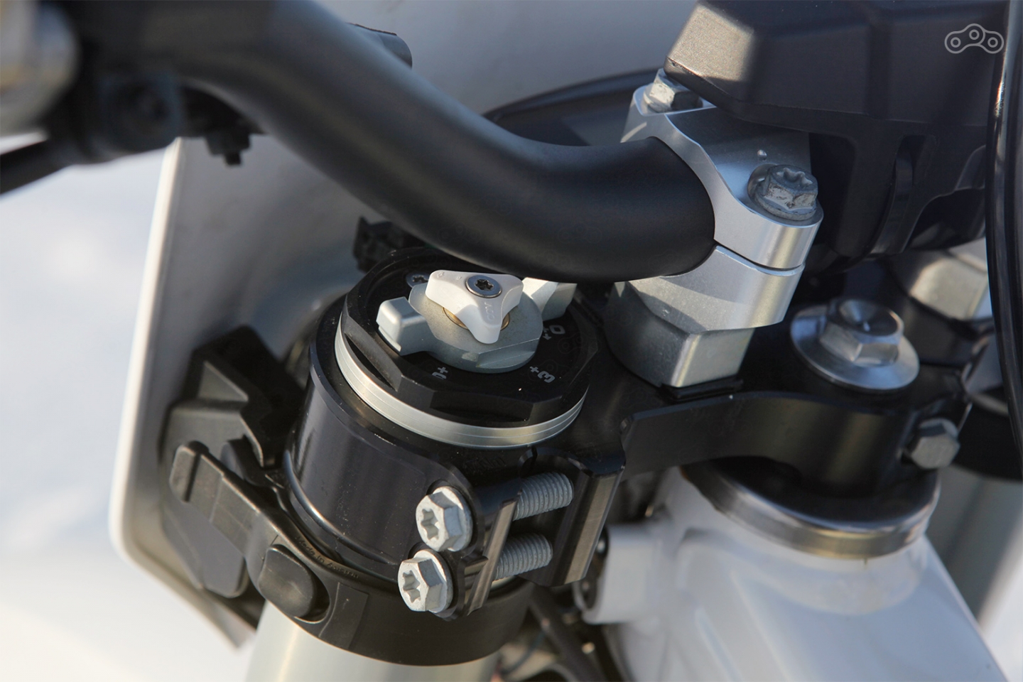 Такие барашки регулировки можно крутить даже в толстых зимних перчатках, эталон эргономичности