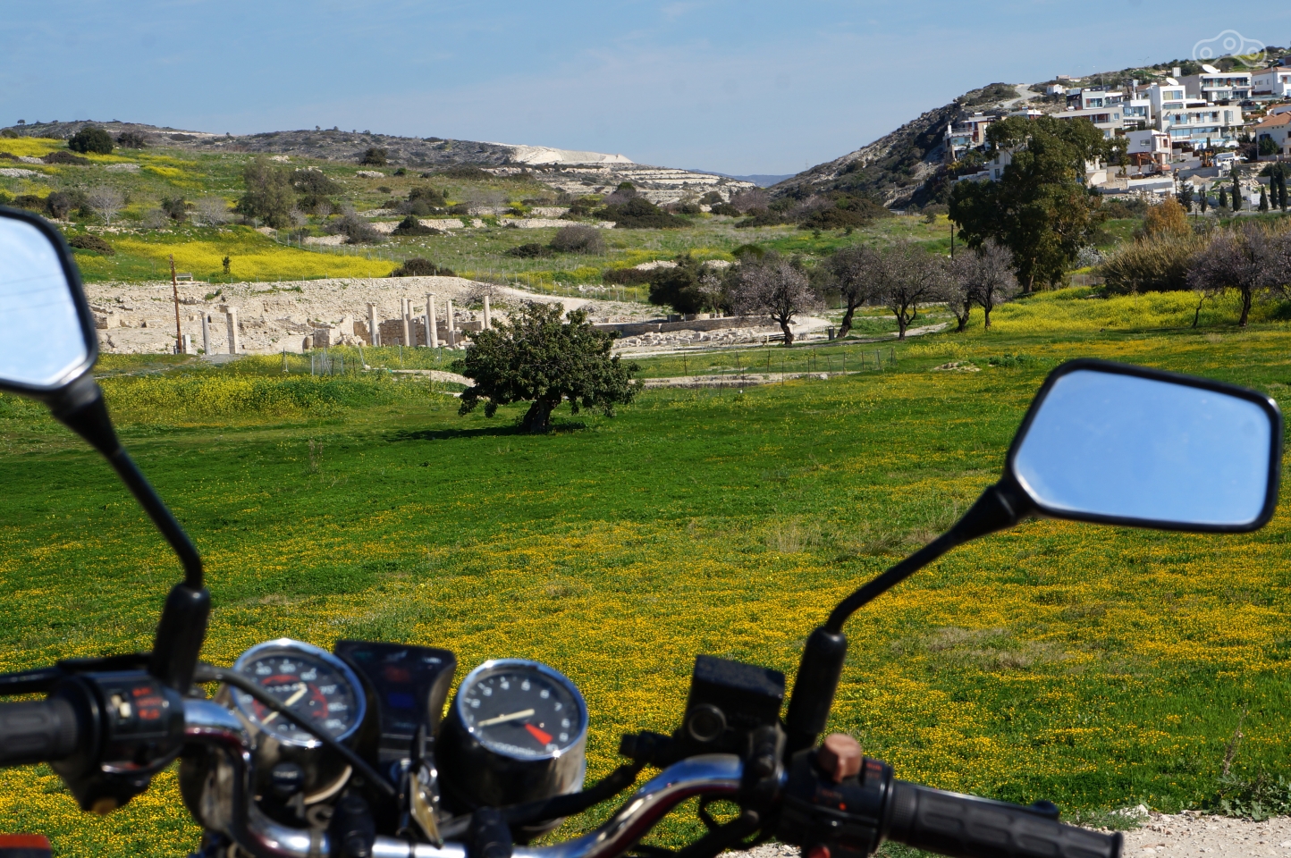 На фото февраль-месяц! Ну и древние развалины, да.