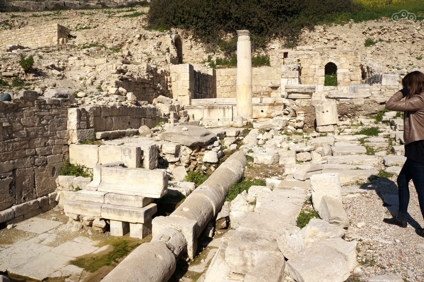 В правом верхнем углу – источник, вода из которого шла по трубе. Ниже, по-видимому, располагались какие-то бани.