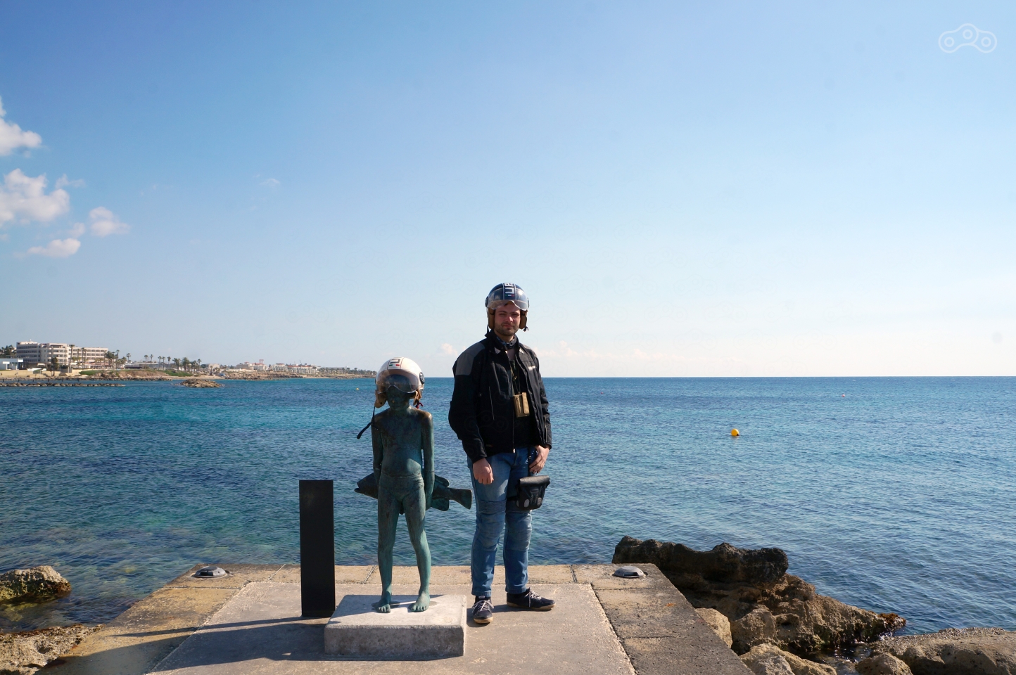 Мальчик с рыбой только нормальный, на гуманоида Алешу похож чем-то.