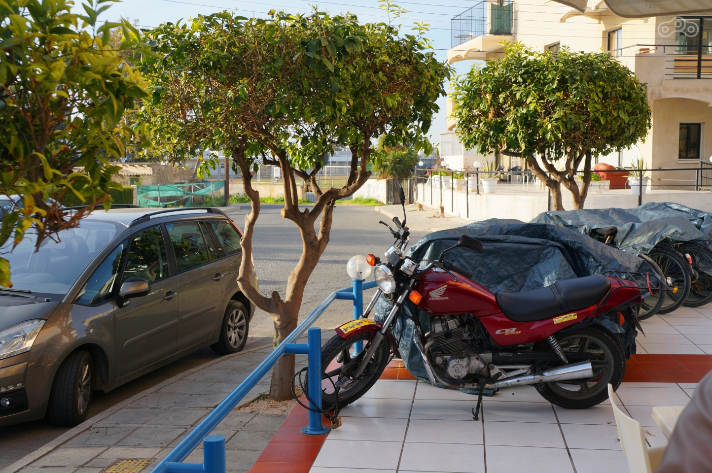 «Фри паркинг» у отеля? Видимо, букинг имел ввиду стоянку у входа в прокат велосипедов, где нам разрешили парковаться.