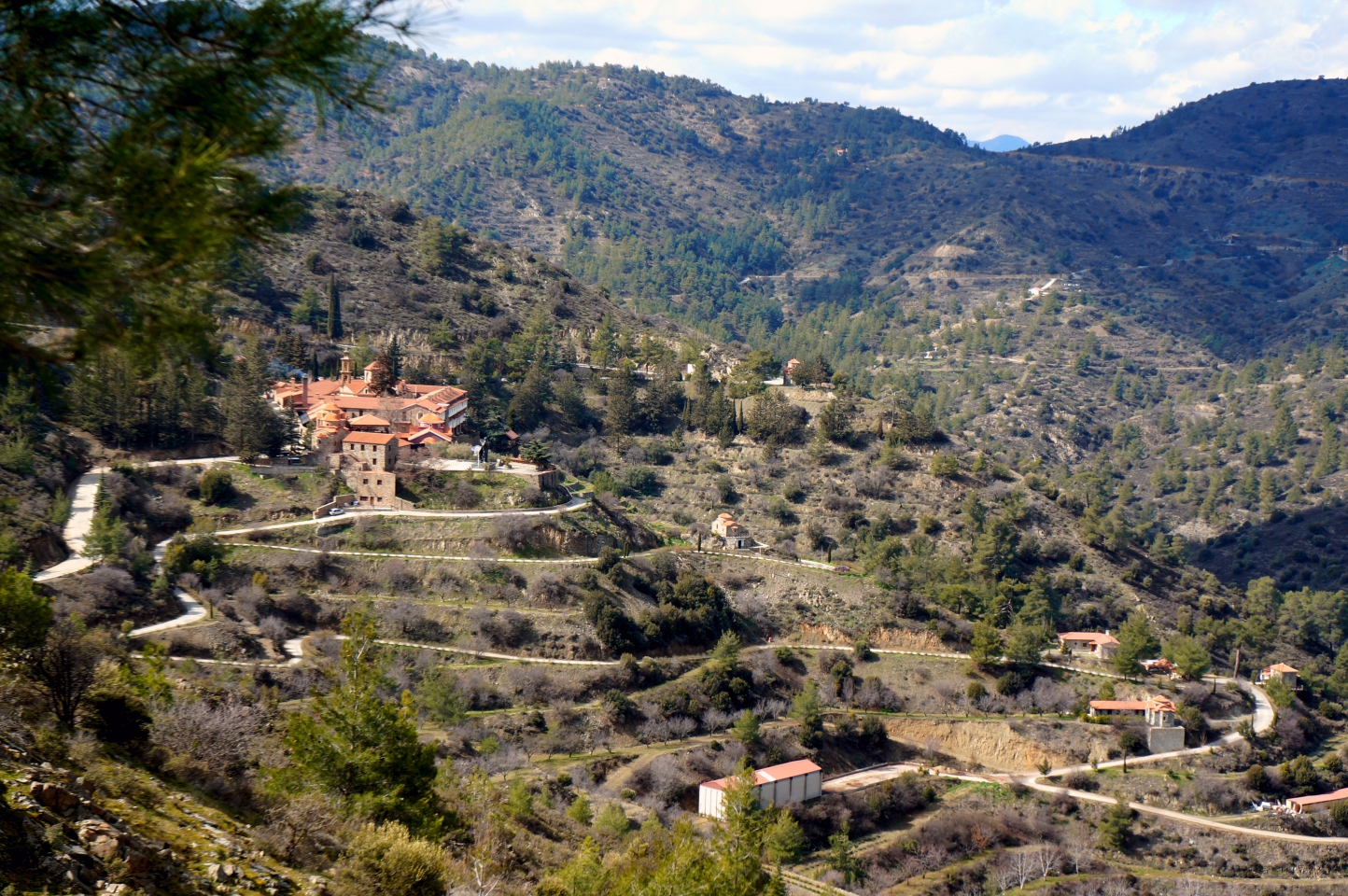 Как ни странно, но даже сюда умудряются доезжать экскурсионные автобусы.