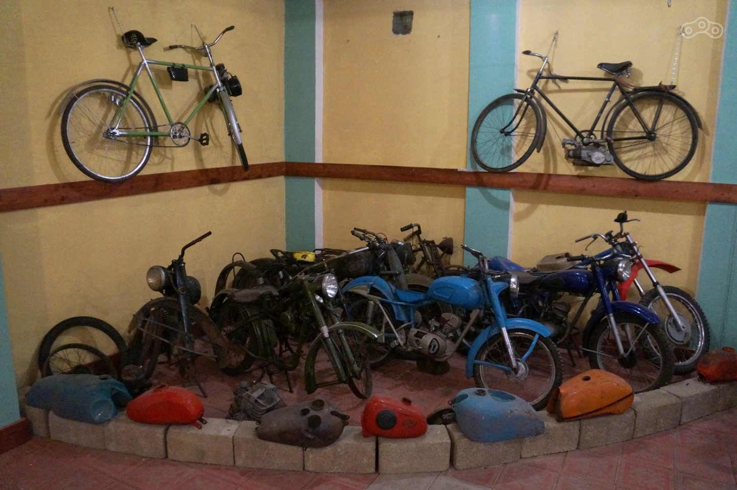 «Красный угол» с собранием редких мопедов советской эпохи.