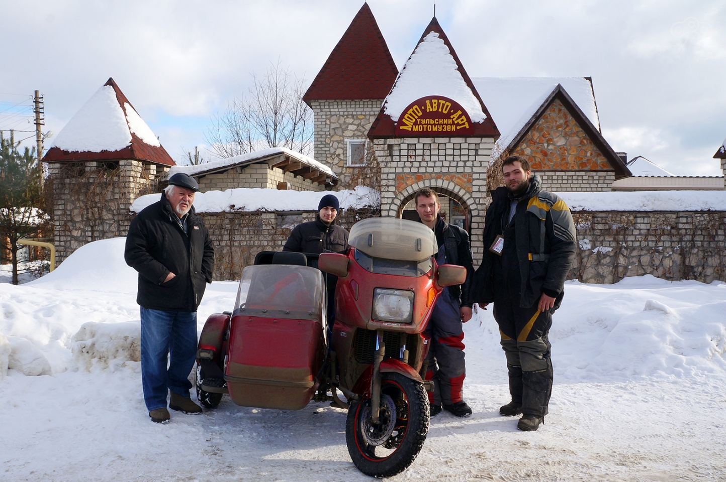 За скромной вывеской скрываются несметные богатства!