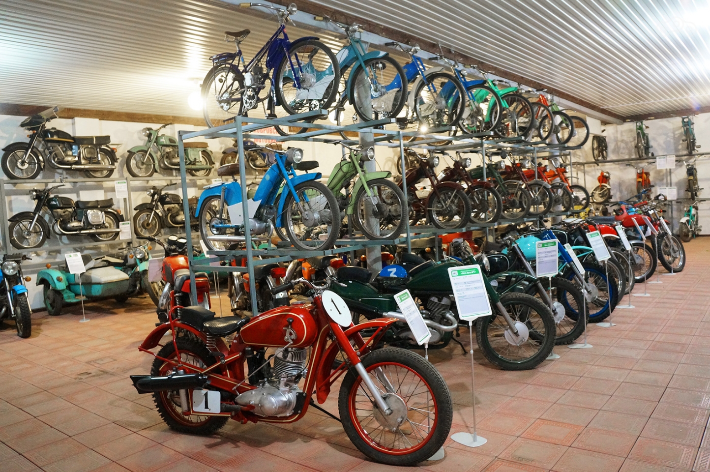 В музее представлены как «стоковые» серийные машины, так и спортивные кольцевые и кроссовые болиды