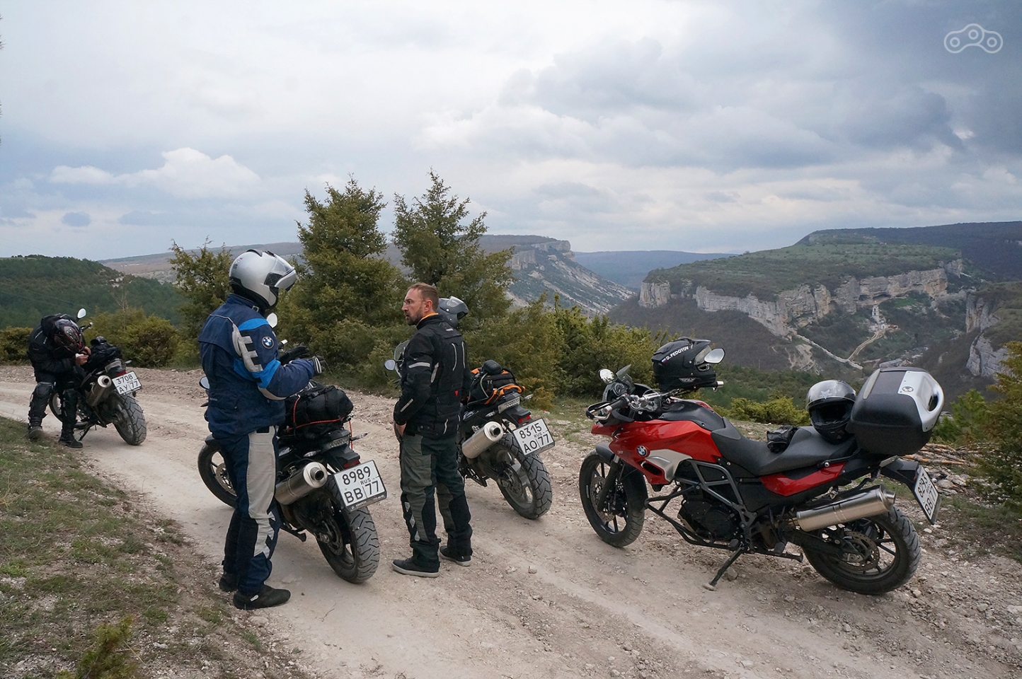 Инструктаж во время отдыха мототуры по Крыму Партизан Турс