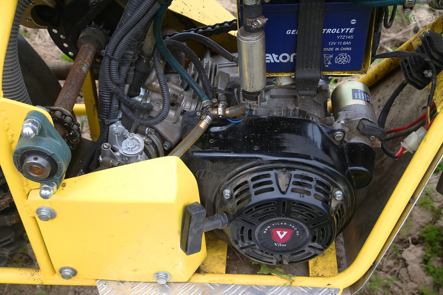 Инжекторный моторчик довольно тяговит на «верхах», но без коробки передач огромная часть потенциала аппарата недоступна