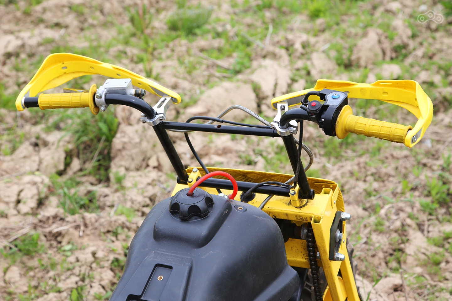 Органа управления у «Архара» всего два – рычаг тормоза и рукоятка газа