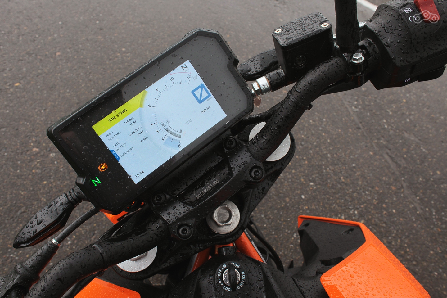 Цветная жидкокристаллическая приборная панель мотоцикла KTM Duke 390 выглядит не хуже современных смартфонов