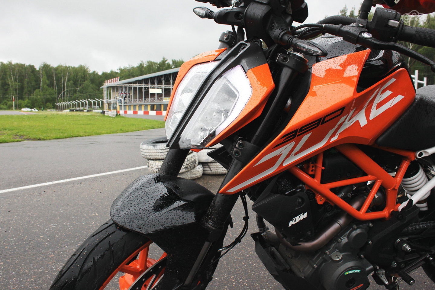 Отличительная особенность от мотоциклов прошлого поколения – светодиодная оптика с дневными ходовыми огнями