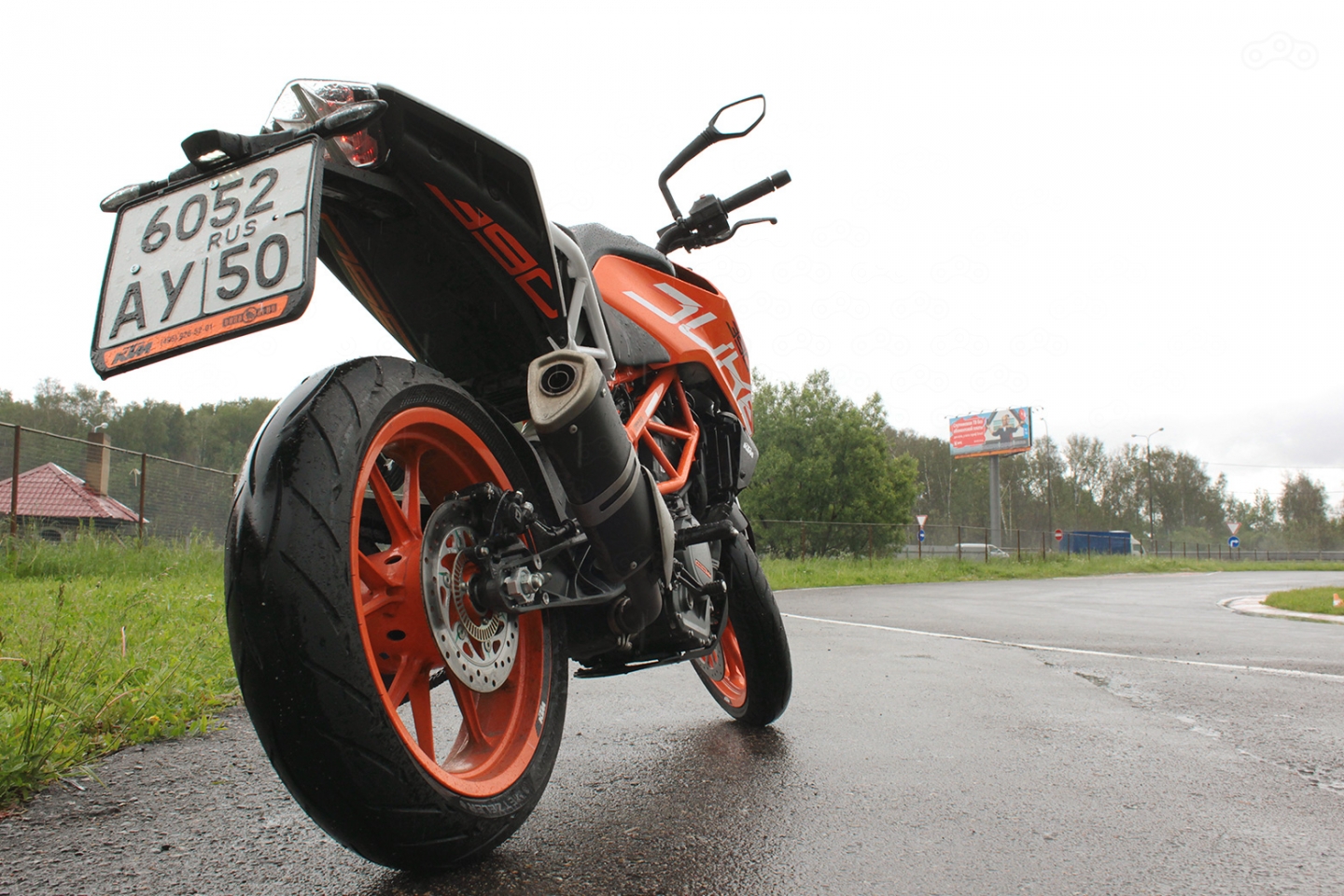 Агрессивный внешний облик нового KTM Duke 390 не предполагает развитой ветрозащиты