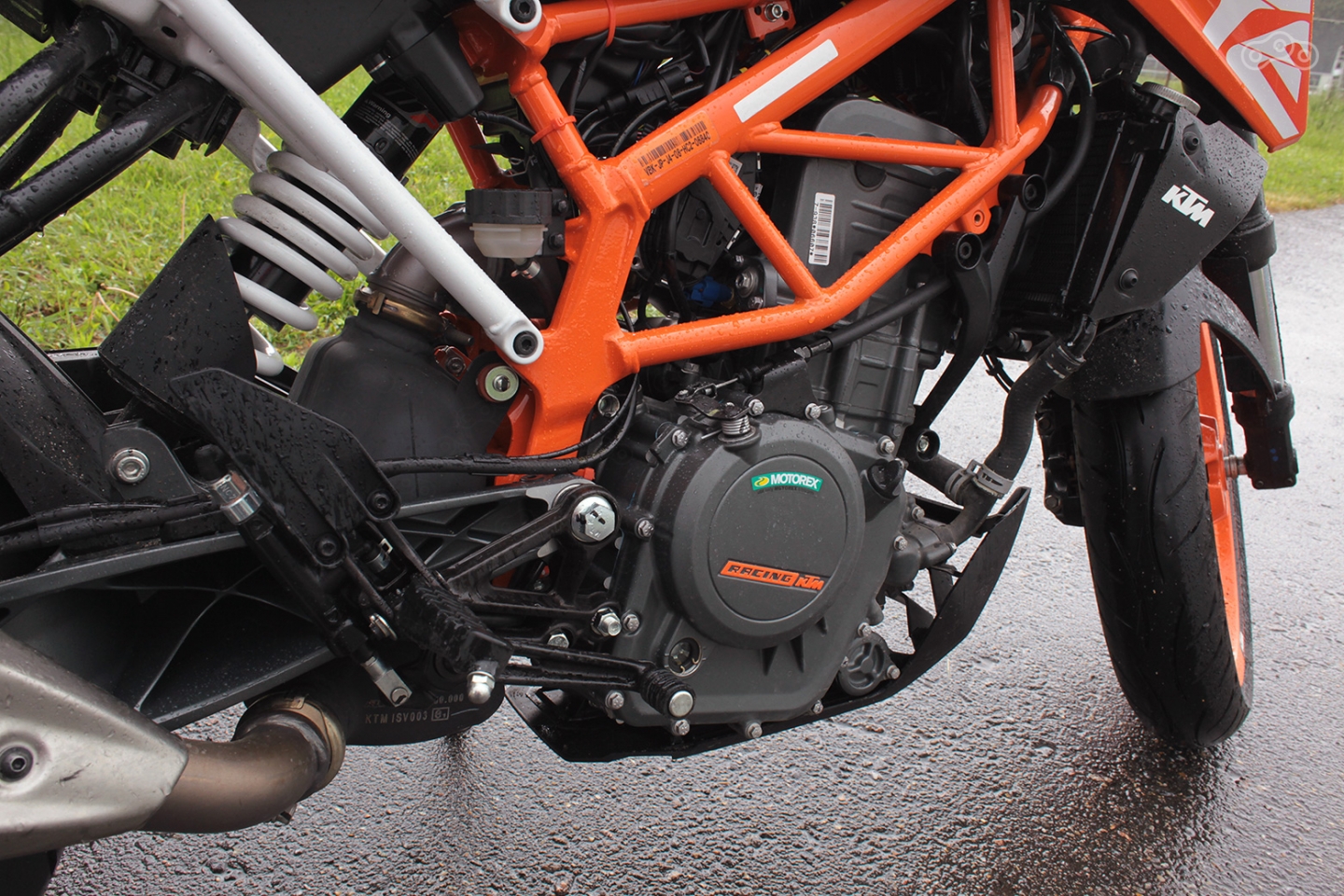 Двигатель KTM Duke 390, приведенный в соответствие нормам Евро-4, не только сохранил мощность на прежнем уровне, но и прибавил крутящего момента