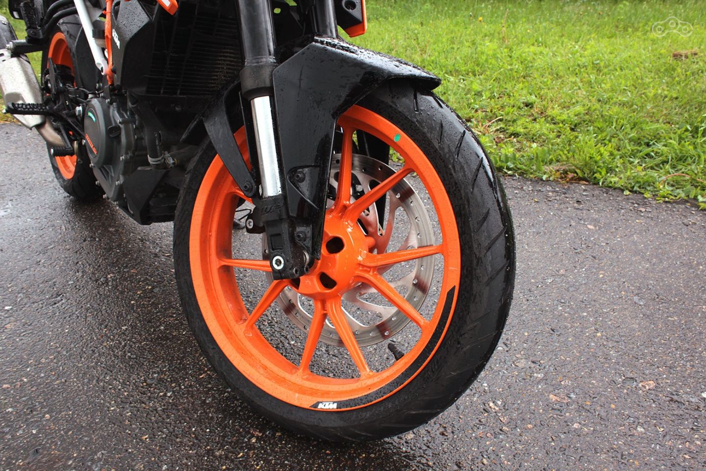 Вилка WP может похвастать новыми настройками и ходом, уменьшенным на 8 миллиметров - по словам инженеров КТМ это решение повышает стабильность мотоцикла на высоких скоростях.