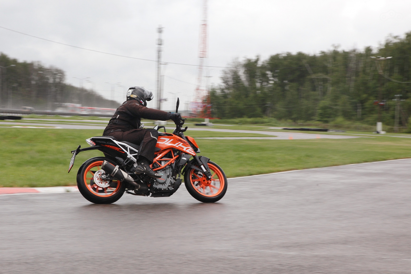 Габариты и силовой агрегат «Дюка» делают его идеальным байком для небольших мотодромов