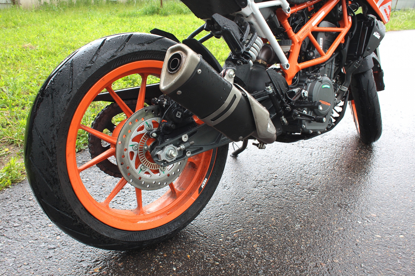 Выхлоп KTM Duke 390 соответствует экологическим нормам Евро-4