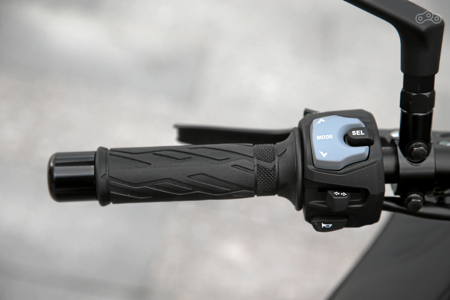 Переключение между режимами работа и навигация по меню осуществляется с помощью переключателей на левом пульте