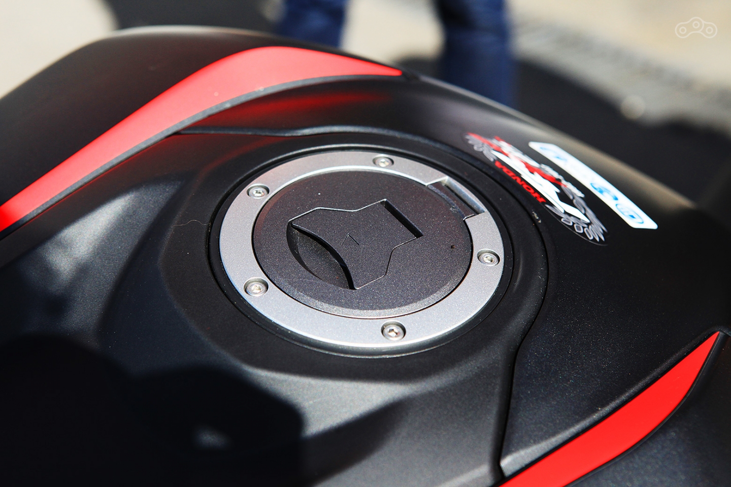 Пластиковая накладка на бак без труда проминается рукой