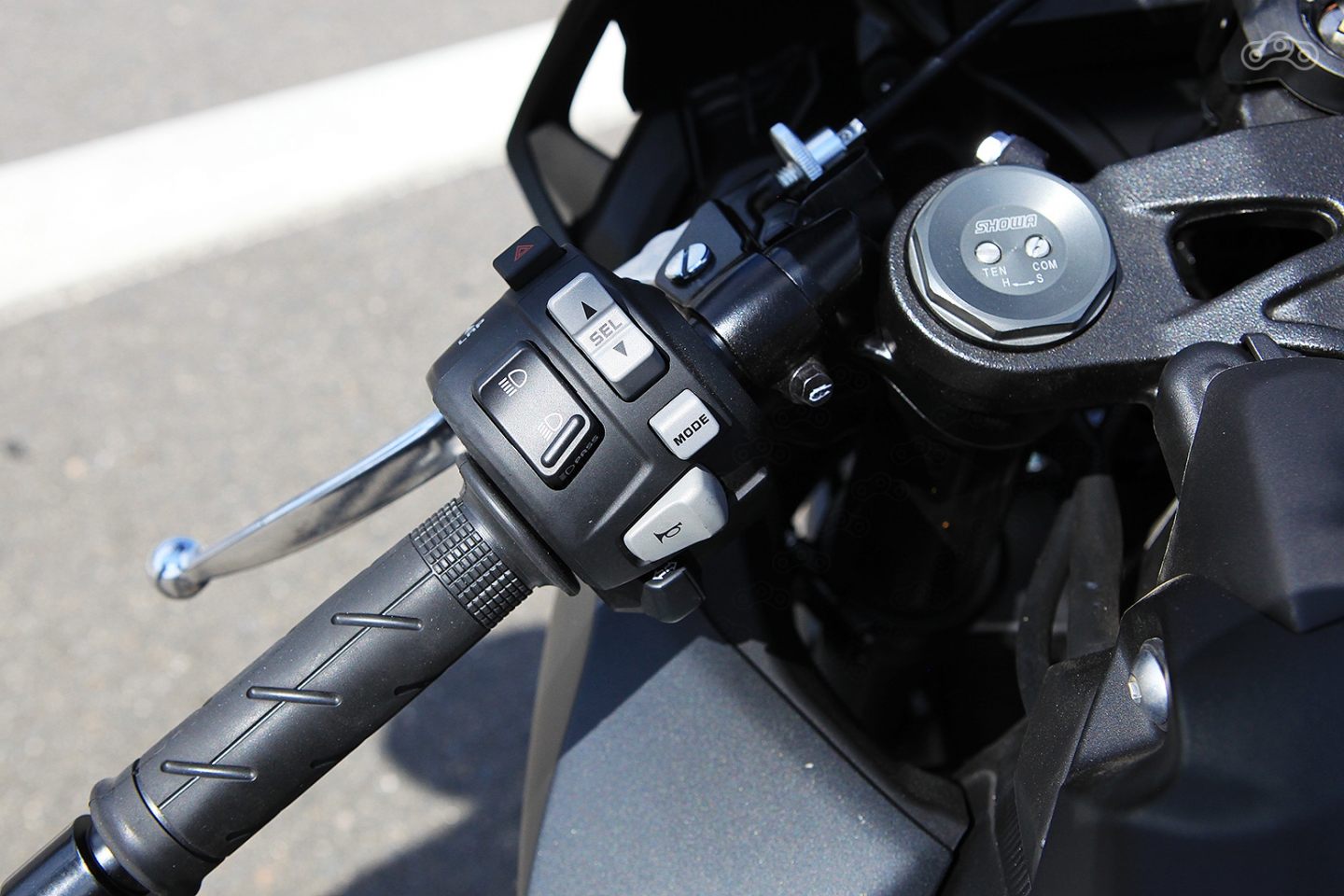 Интерфейс приборной панели, как и навигационные клавиши довольно интуитивен и не требует долгого привыкания