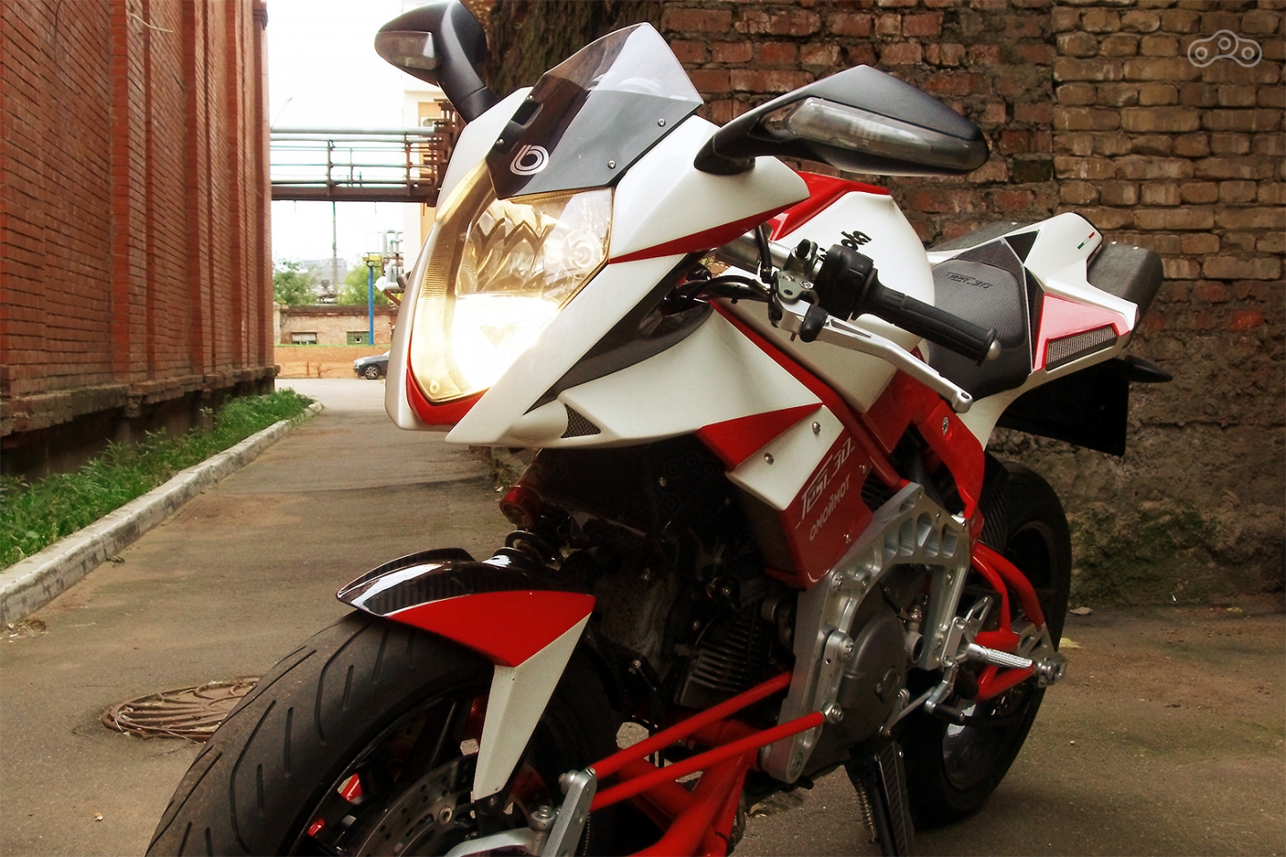 Фара, зеркала, пульты – это лишь мишура, мешающая воспринимать всю красоту механизма