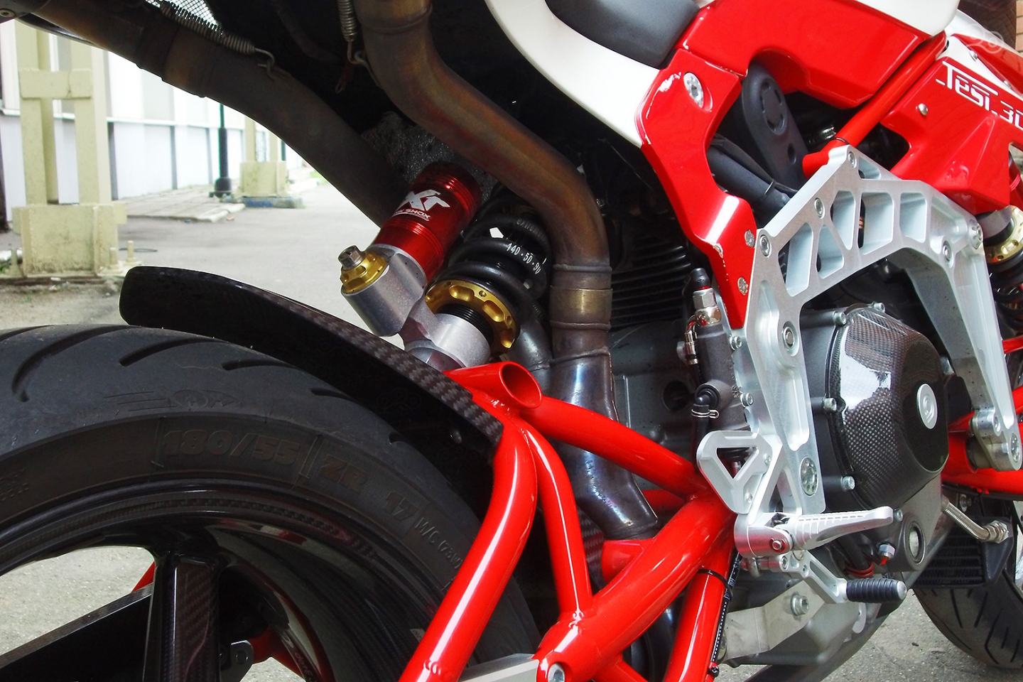 Пара фрезерованных пластин вокруг мотора и есть рама мотоцикла