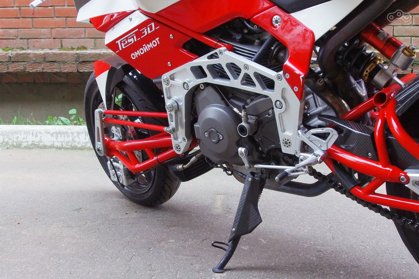 Боковая подставка выглядит дёшево даже с карбоновой накладкой