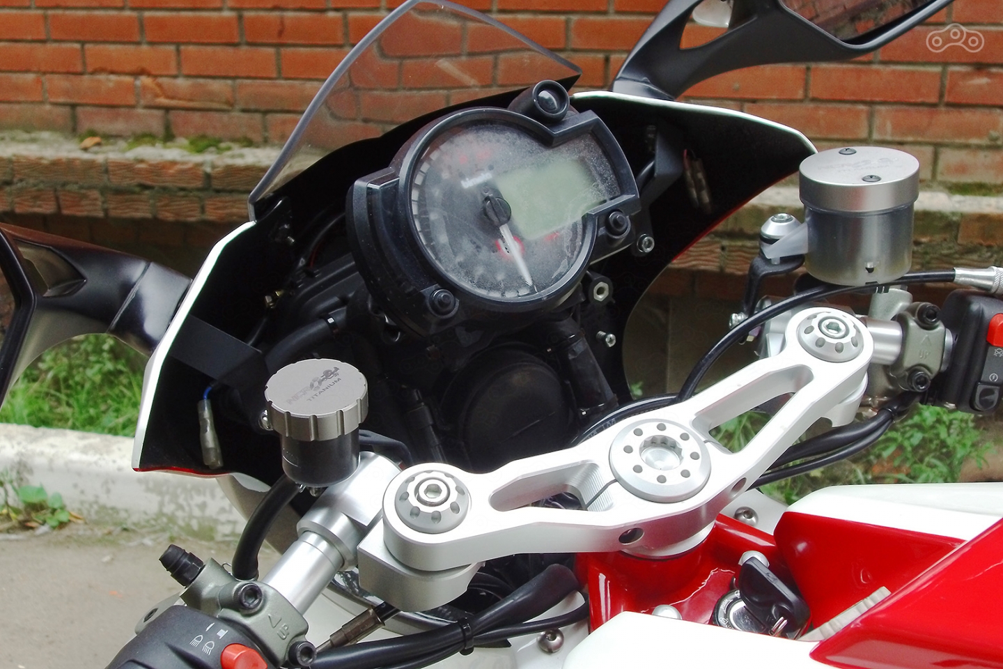 В противовес уникальному высокотехнологичному технологичному шасси, сверху установлена отчаянно потеющая приборка Koso