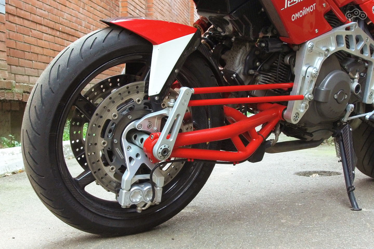 Верхняя траверса без перьев выглядит сюрреалистично