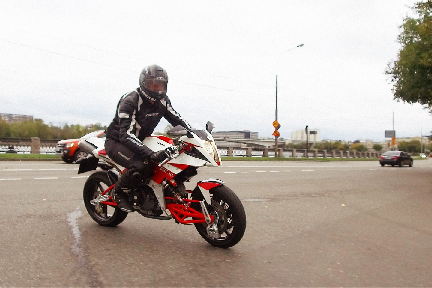 Управляемость привычная и непривычная одновременно