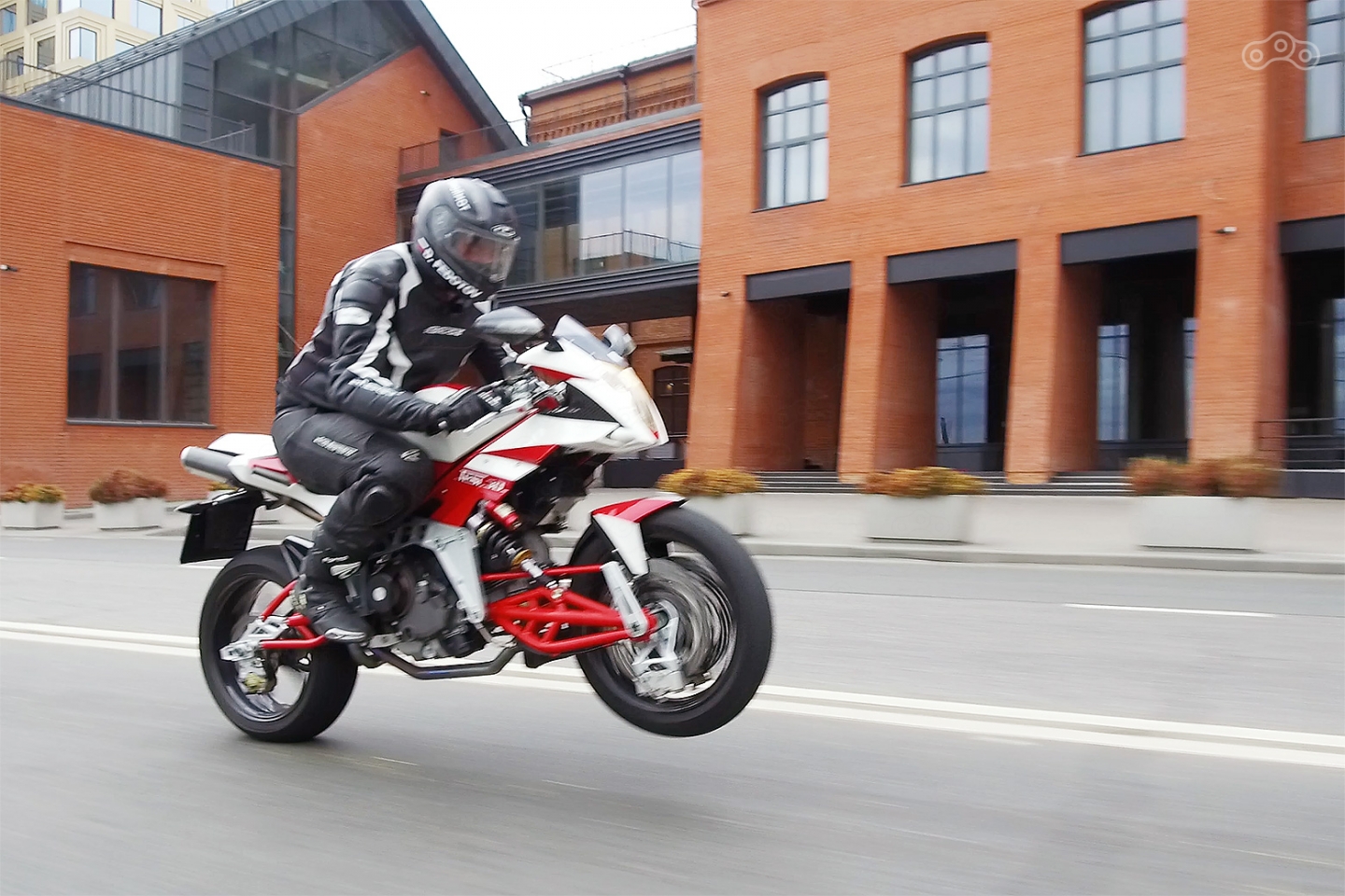 Задрать Bimota на заднее можно хоть со второй, хоть с третьей передачи