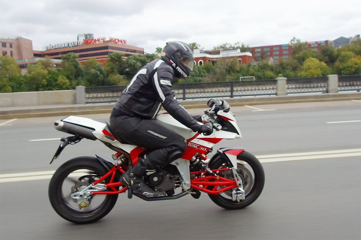 Посадка, за исключением непривычно узкой талии, привычно спортивная