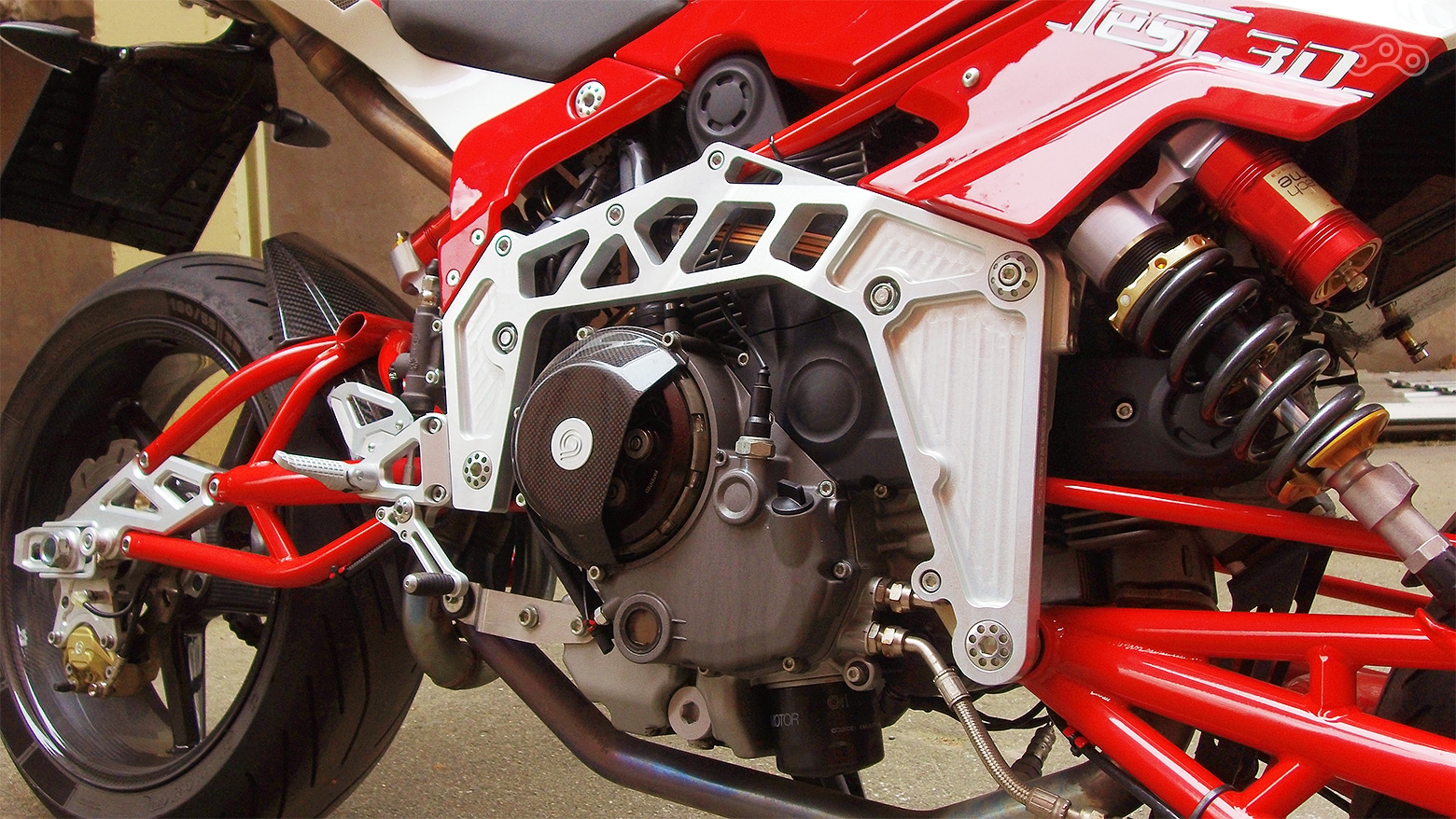 Сухое сцепление – мотор от настоящего Ducati обязывает!