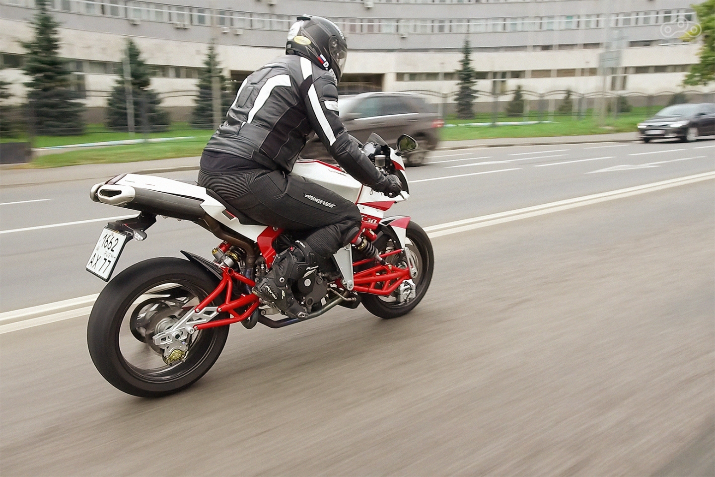 Пассажирское седло? Забудьте, это мотоцикл для одного!