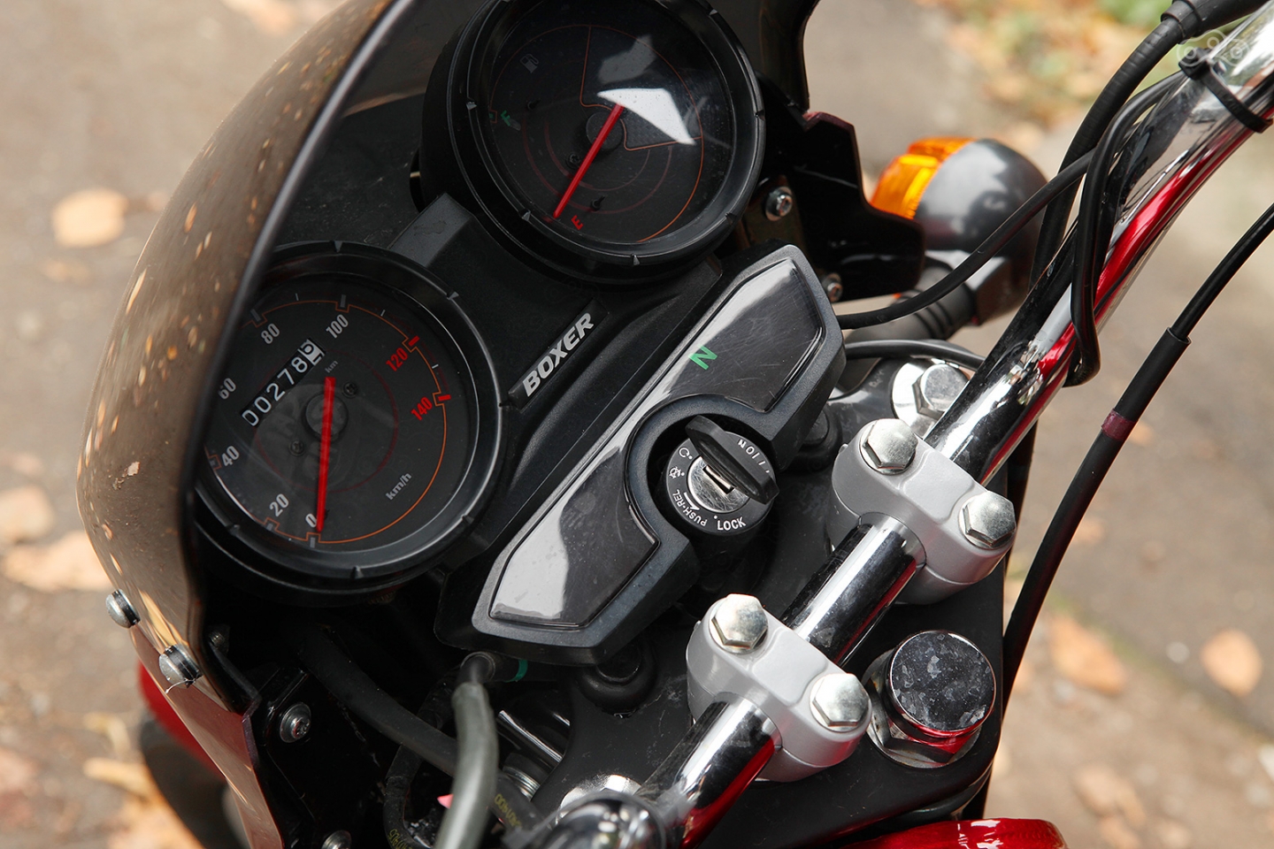 Место тахометра в правом «колодце» занимает указатель уровня топлива в баке