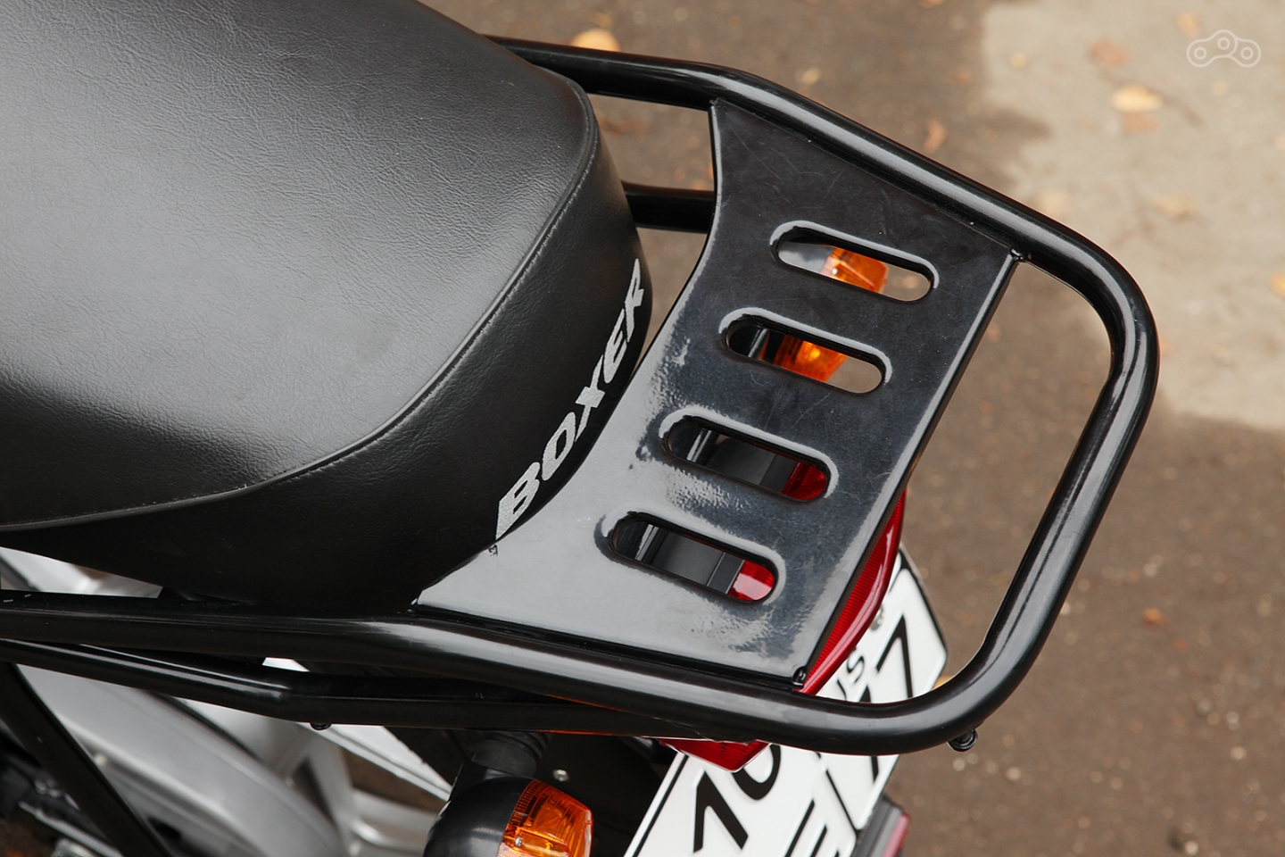 Необъятное сиденье Боксёра без труда умещает троих пассажиров. Четвёртого можно разместить на багажнике