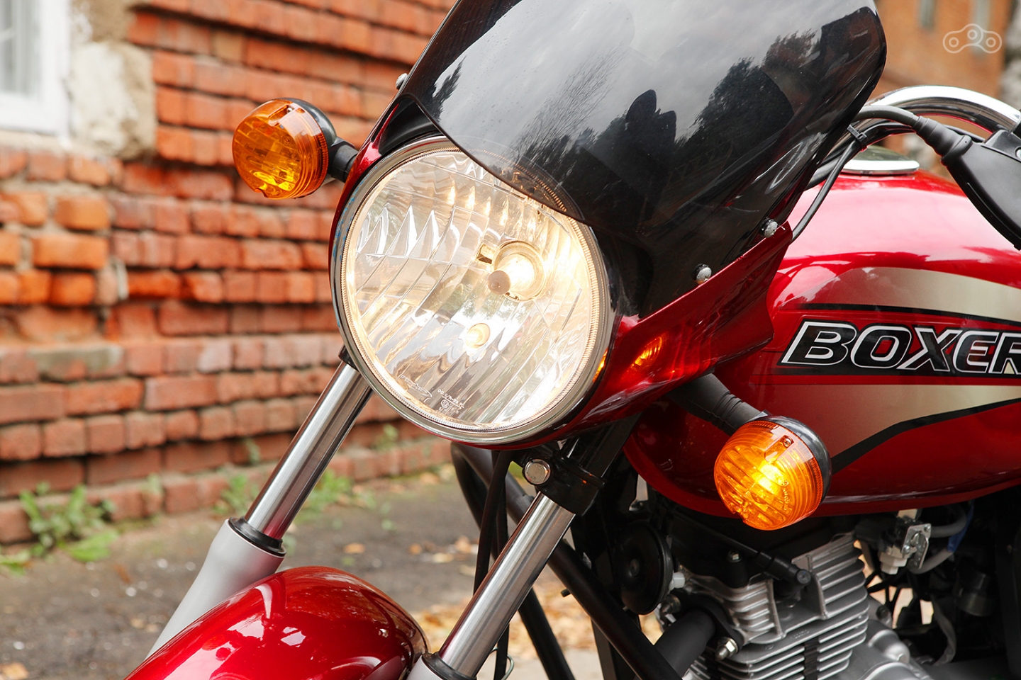 Оставьте навороты вроде светодиодной оптики и двух дисплеев старшим собратьем – BM150 прост как идийская копия АК-47