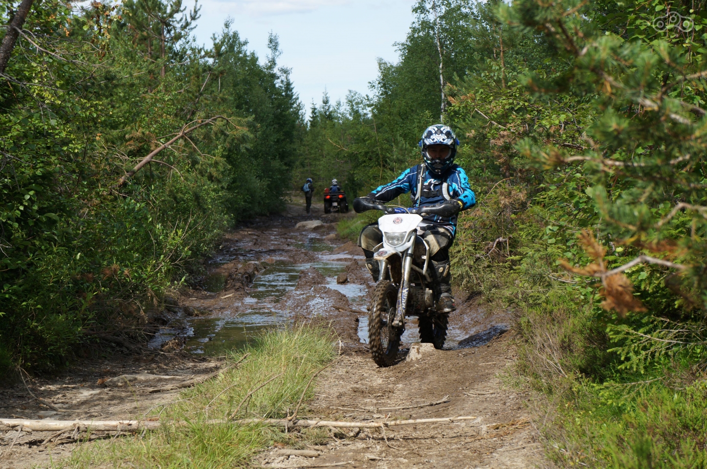 Большой питбайк - неплохая альтернатива эндуро, особенно если вы планируете кататься вдали от дорог общего пользования и гаишников.