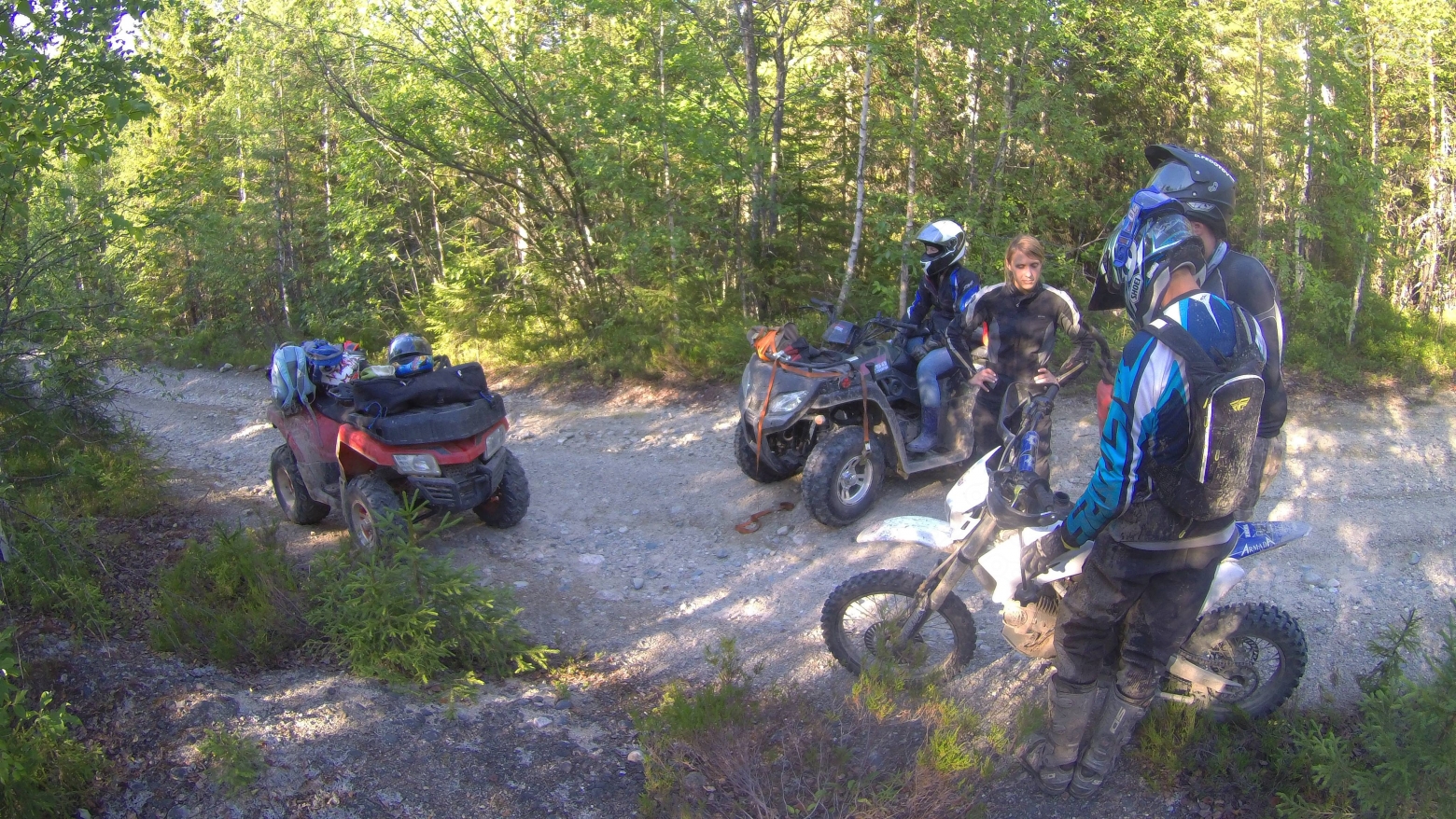 За день мы наездили больше сотни километров, поэтому пара прихваченных с собой канистр оказалась совершенно не лишней.