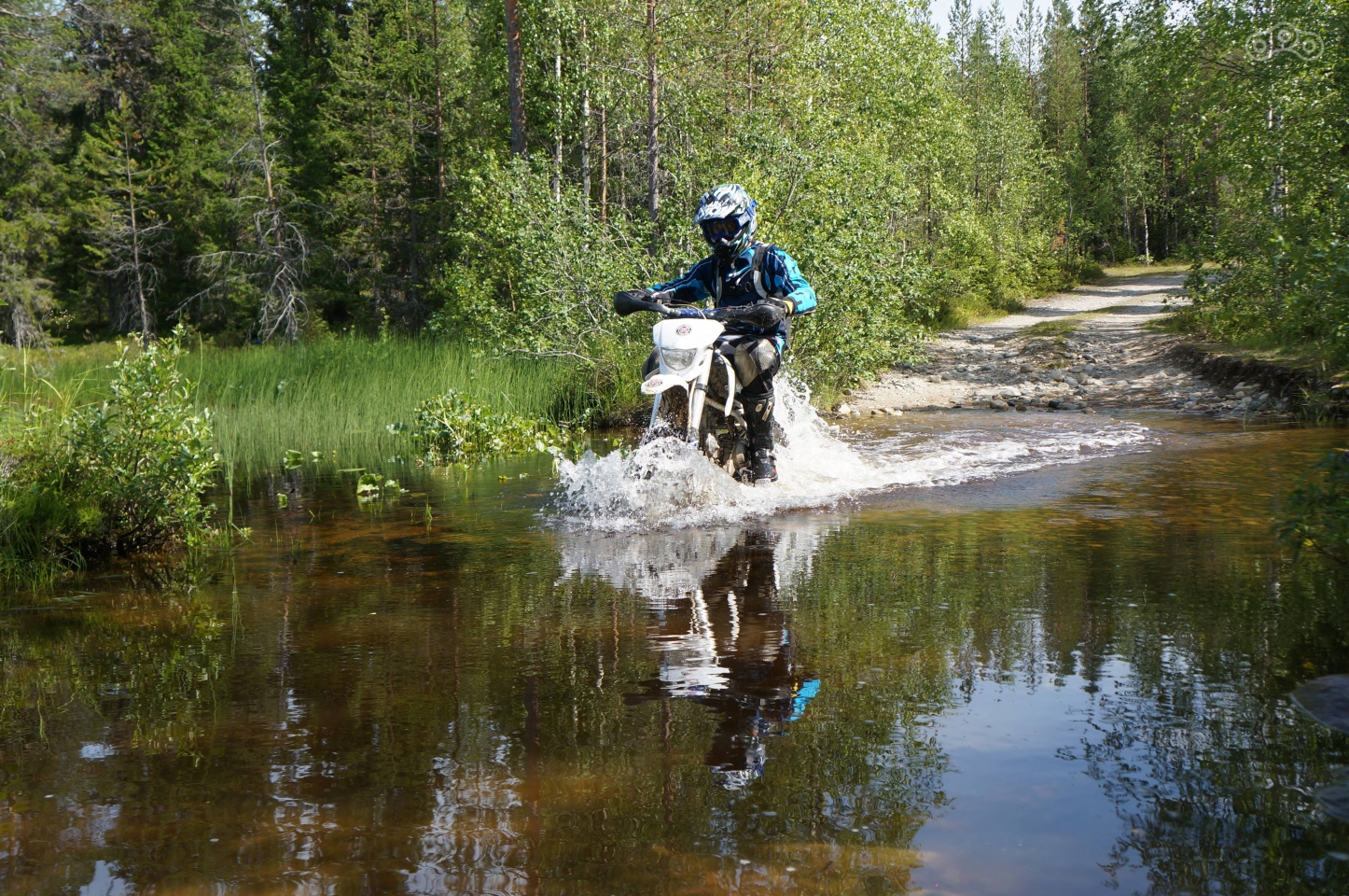 Небольшие броды - именно то, что нужно для лайтовых покатушек выходного дня. И интересно, и не страшно, если, конечно, вы не залезли сюда на моноприводной легковушке.