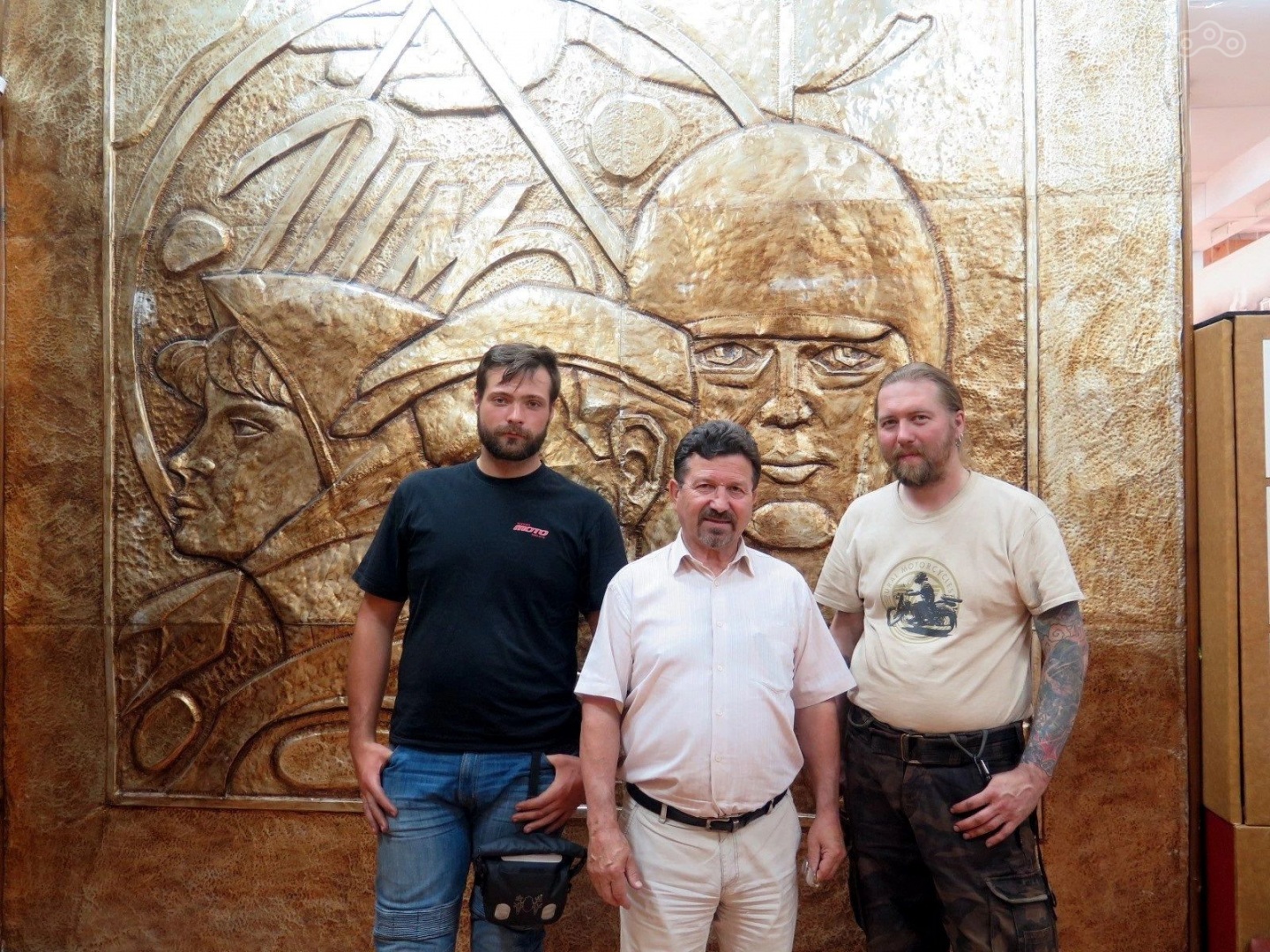 В центре - Александр Буланов, директор музея