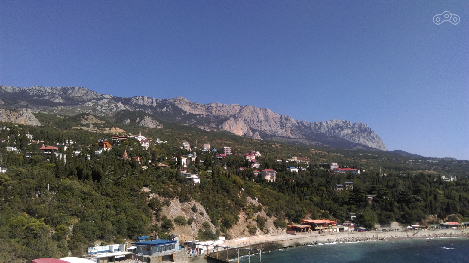 Вид на поселок Симеиз и гору Ай-Петри